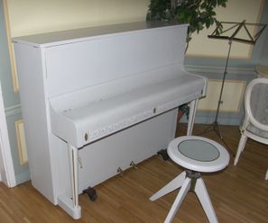 Målat piano Hällagården Borensberg